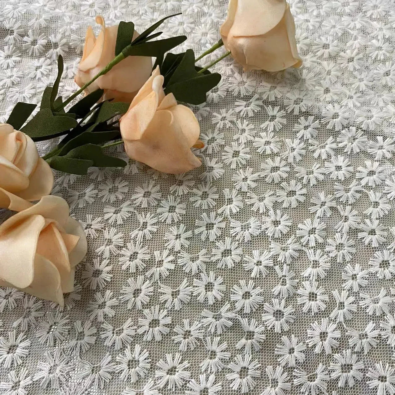 Tejido de malla de hilo de algodón soluble en agua, bordado con encaje y pequeños crisantemos florales, para prendas de vestir, parte superior e inferior.