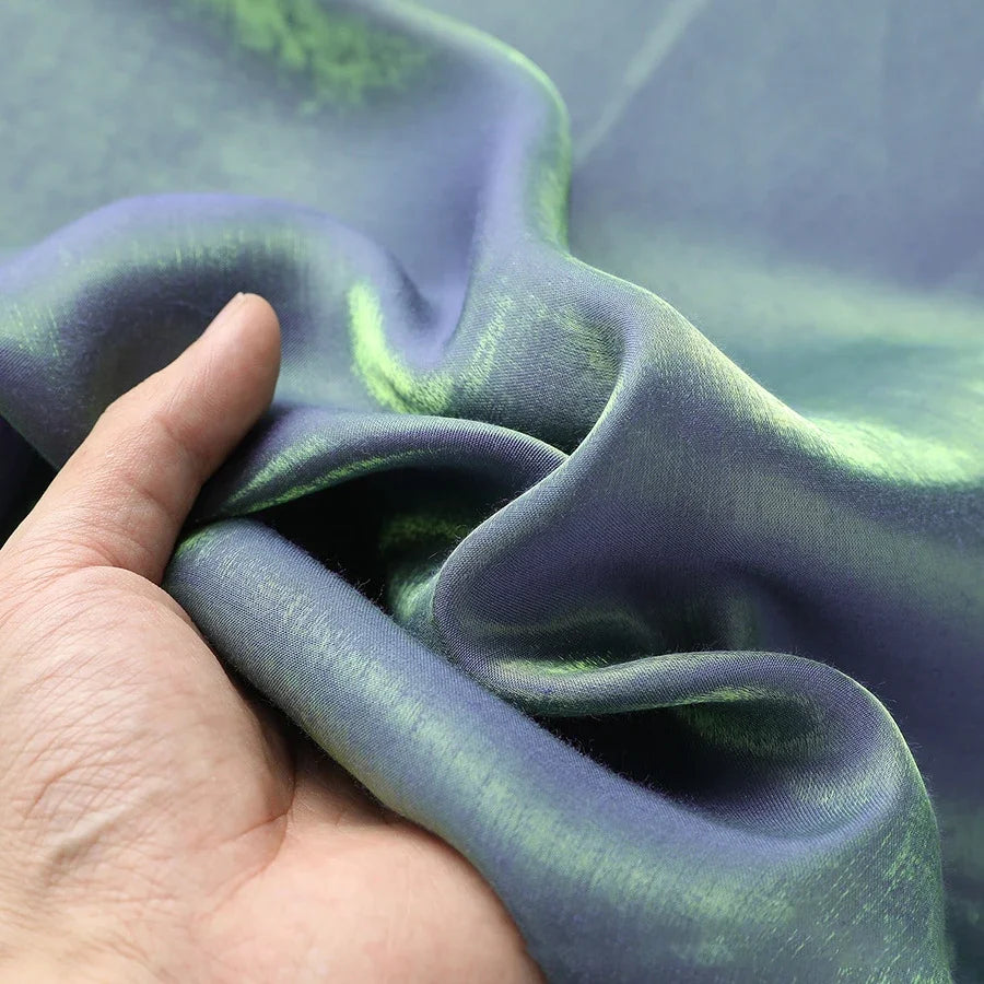 قماش حرير ساتان سائل نابض بالحياة - خامة لامعة لفساتين السهرة