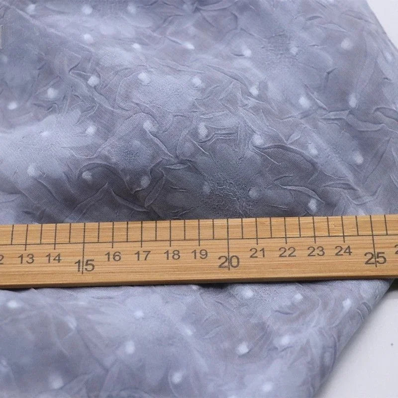 Tela de gasa jacquard con estampado de margaritas en gris claro y lunares afelpados, material floral tridimensional de verano para vestidos y blusas.