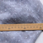 Tela de gasa jacquard con estampado de margaritas en gris claro y lunares afelpados, material floral tridimensional de verano para vestidos y blusas.