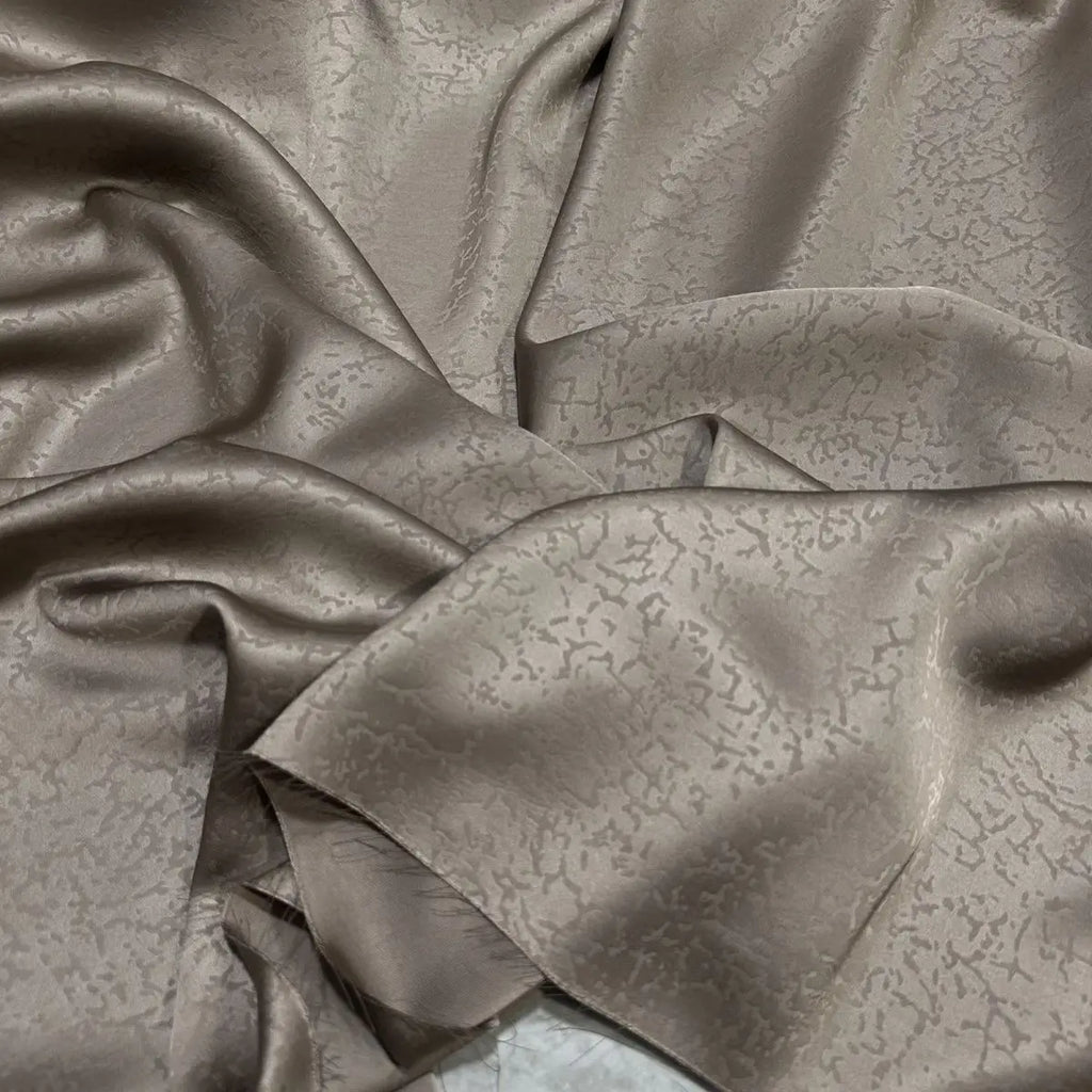 Soft and skin-friendly turtle-patterned jacquard acetate fabric suitable for wedding dresses formal gowns and handmade DIY