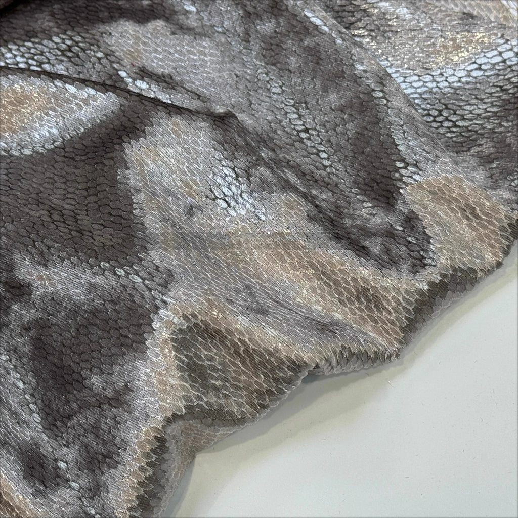 قماش مخملي لامع بنقشة جلد الثعبان - مادة مطاطية للفساتين بطول 140 سم