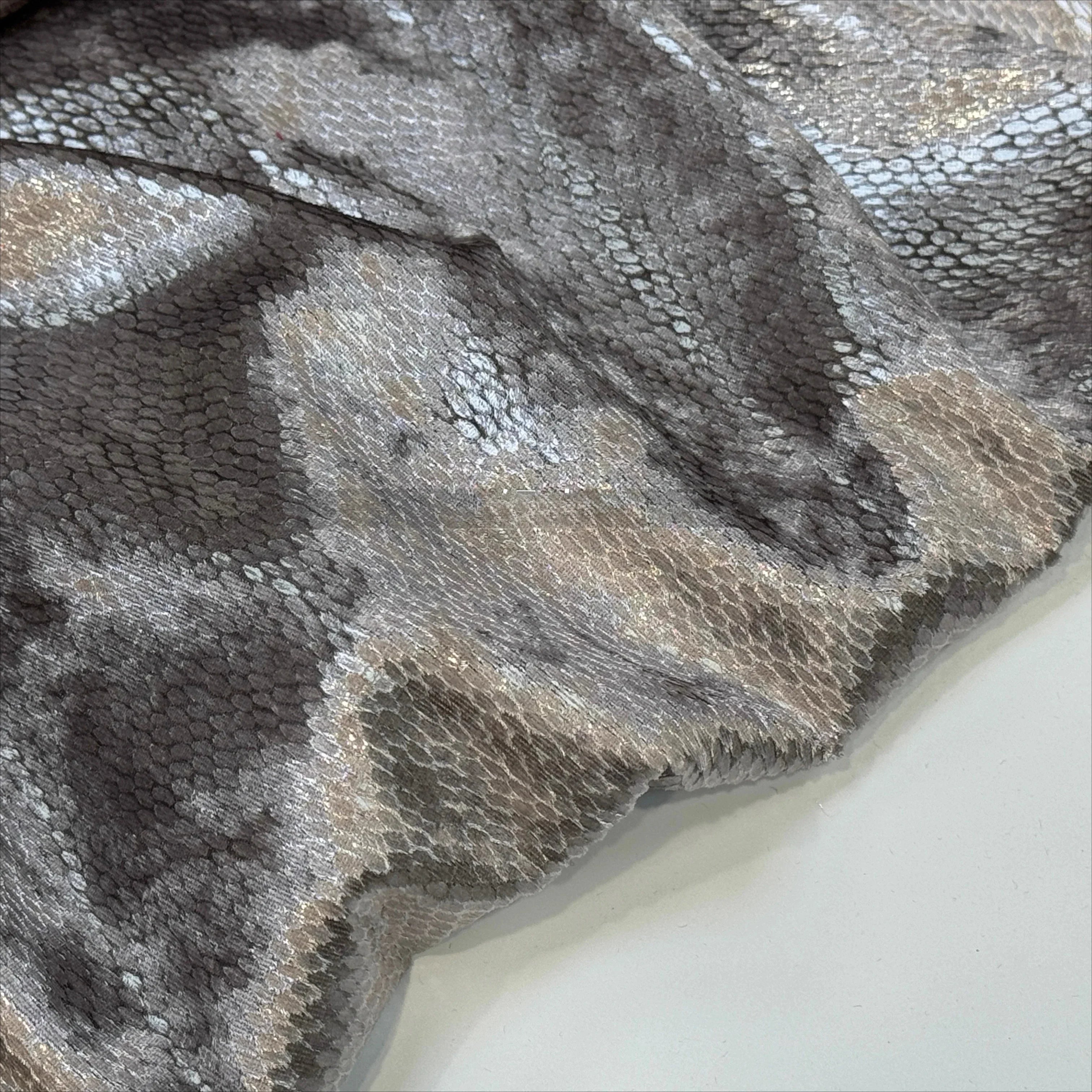 قماش مخملي لامع بنقشة جلد الثعبان - مادة مطاطية للفساتين بطول 140 سم
