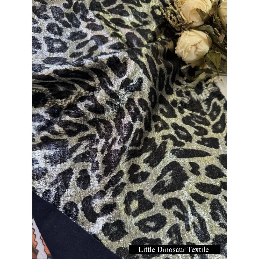 فستان لامع من جلد الفهد باللونين الذهبي والفضي، ملابس أداء أنيقة، أقمشة مصممة، أقمشة لمشهد الزفاف