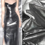 قماش معدني سائل مع نسيج لامع لامع مرن محبوك فضي عاكس تنورة حمالة فستان مصمم من القماش