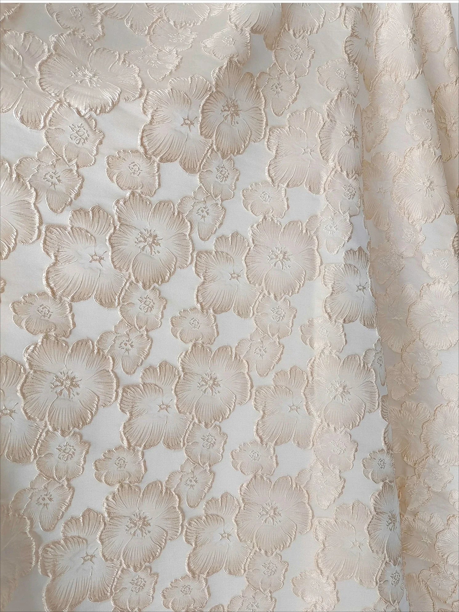 قماش جاكار زهري منقوش، مادة فاخرة وثقيلة الوزن، مناسب لفساتين الموضة الراقية، ملابس مصممة، استخدام قماش كوتور