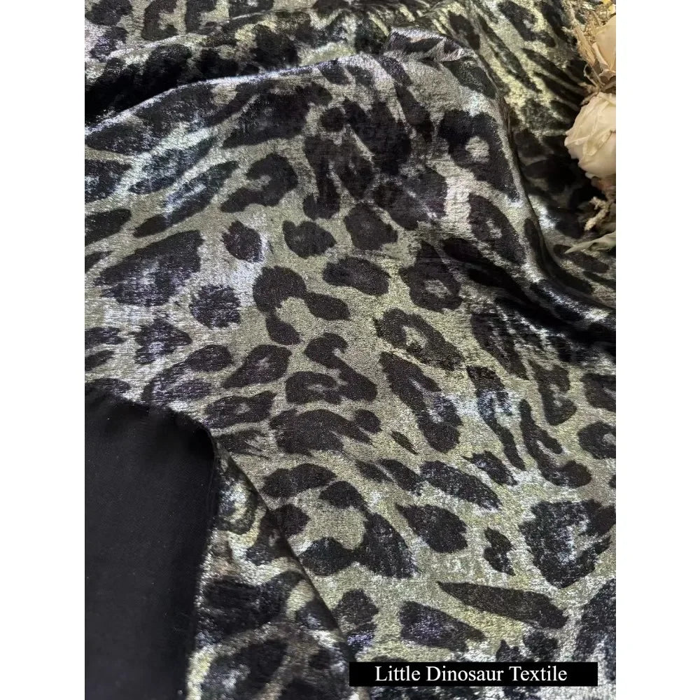 فستان لامع من جلد الفهد باللونين الذهبي والفضي، ملابس أداء أنيقة، أقمشة مصممة، أقمشة لمشهد الزفاف