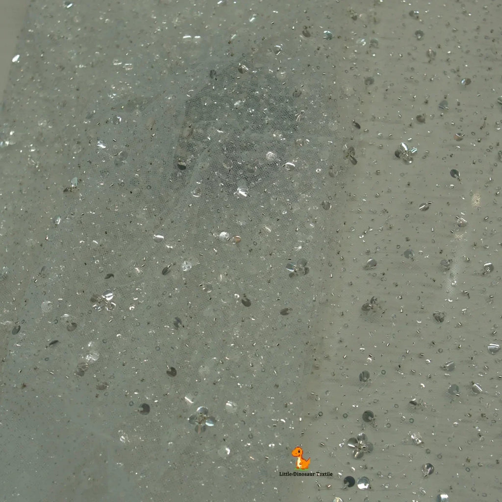 تتميز بشبكة ذهبية غير منتظمة وفريدة من نوعها تُستخدم في الحرف اليدوية وفساتين الزفاف المصممة وفساتين السهرة وأغطية الرأس والعرائس