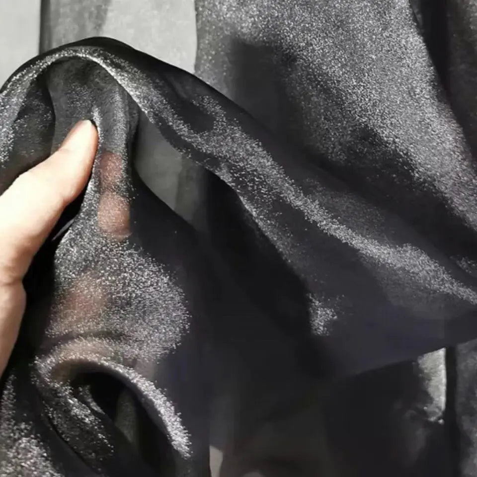 Tejido brillante con efecto nube y niebla, adecuado para vestidos de novia y vestidos formales que muestran la creatividad del diseñador.