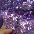 Tela de malla colgante con lentejuelas rectangulares brillantes de color verde y morado para coser vestidos de noche con tirantes y bailes.