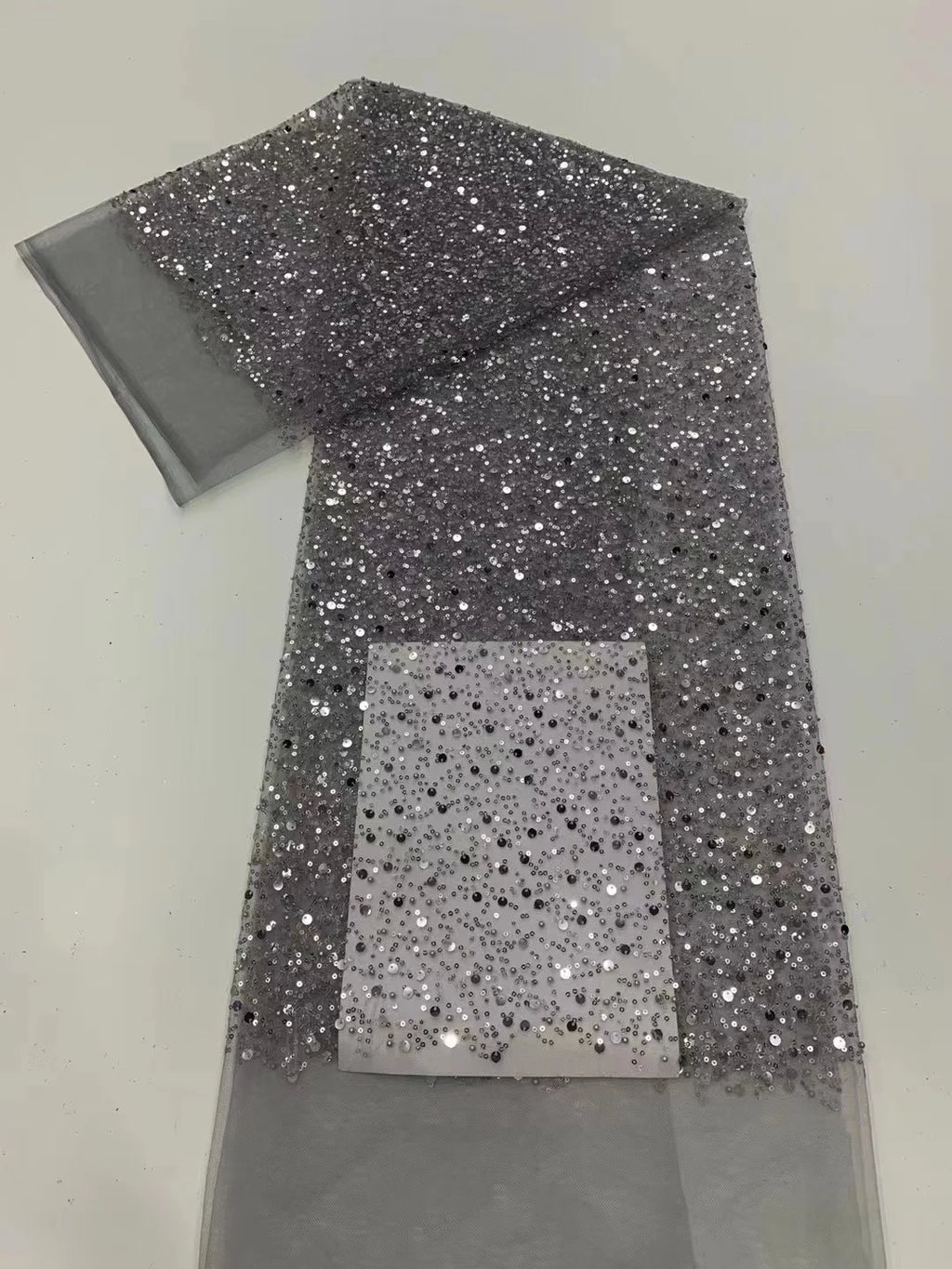 Tela de malla con bordado de perlas y lentejuelas dispersas, adorno de perlas, hecha a mano, para vestido de novia, velo y falda.