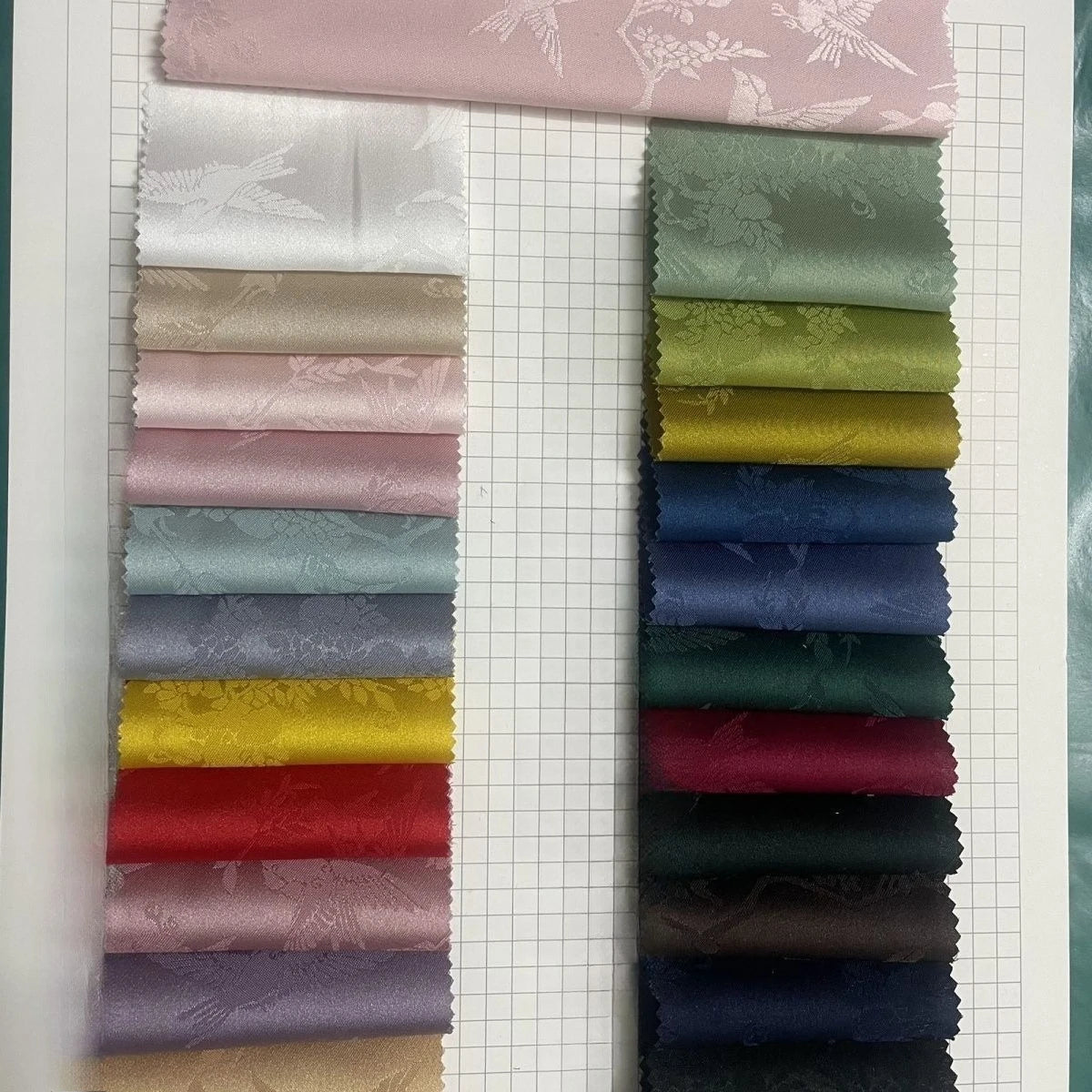 La nueva tela jacquard con estampado floral suave y brillante se puede usar para vestidos de novia, vestidos formales y ropa de bricolaje hecha a mano.