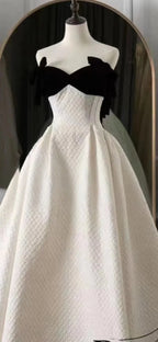 Esta tela satinada con relieve jacquard blanco es una tela tridimensional creativa de cuadros retro para chaquetas, faldas, bolsos y diseños.