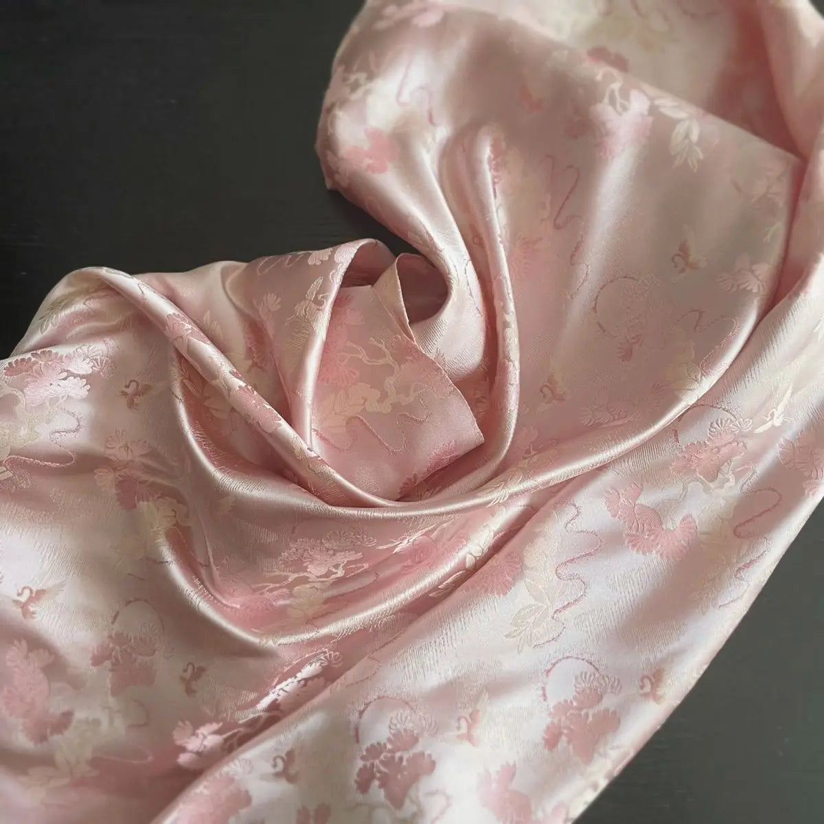 Tela de satén de estilo chino nueva, suave y agradable para la piel, adecuada para vestidos de novia, vestidos formales y ropa de bricolaje hecha a mano.