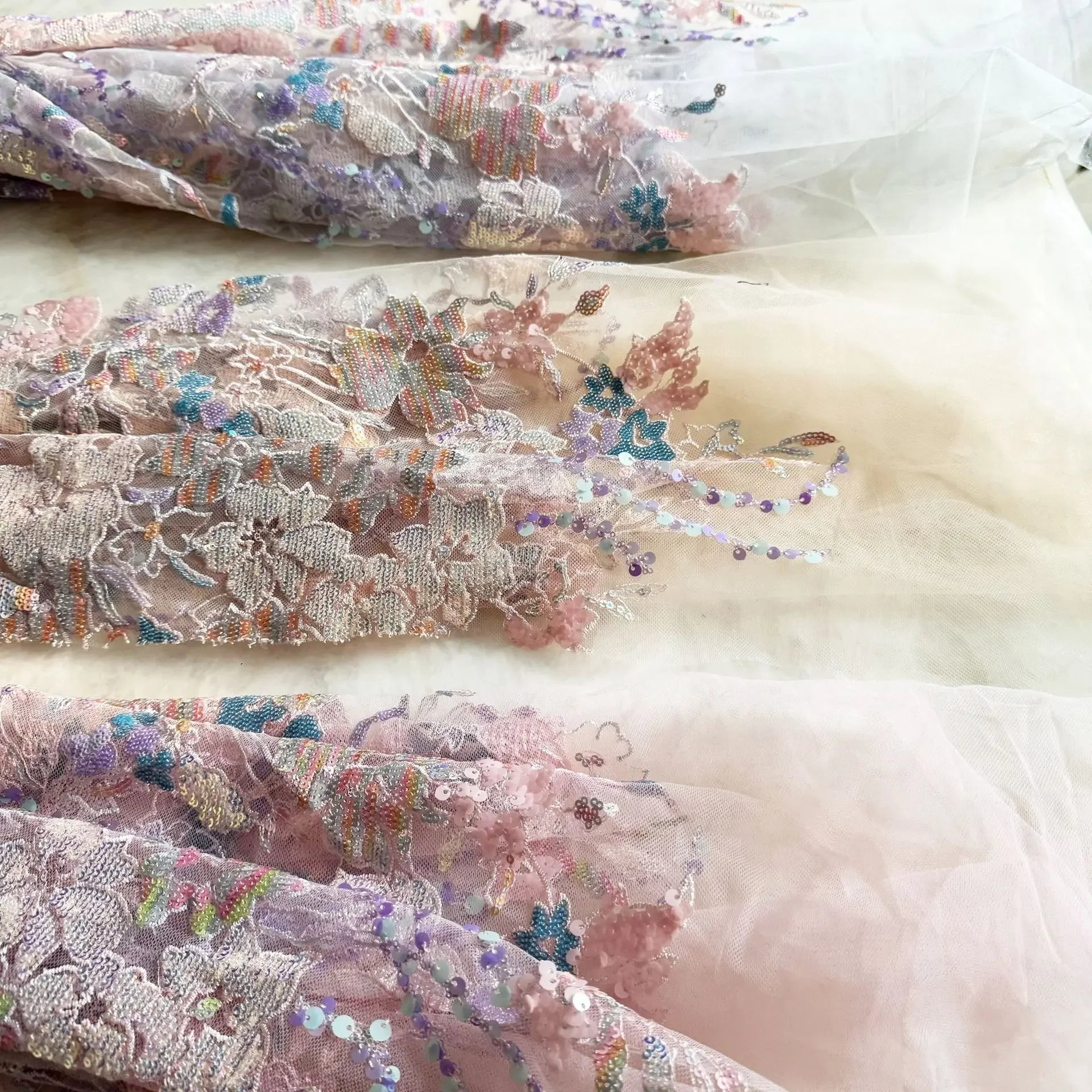 Tela de bordado de cuentas ultra densa y brillante, con un brillo intenso y un fuerte impacto visual, para vestido de alta gama con tela de encaje de malla de 1 yarda.