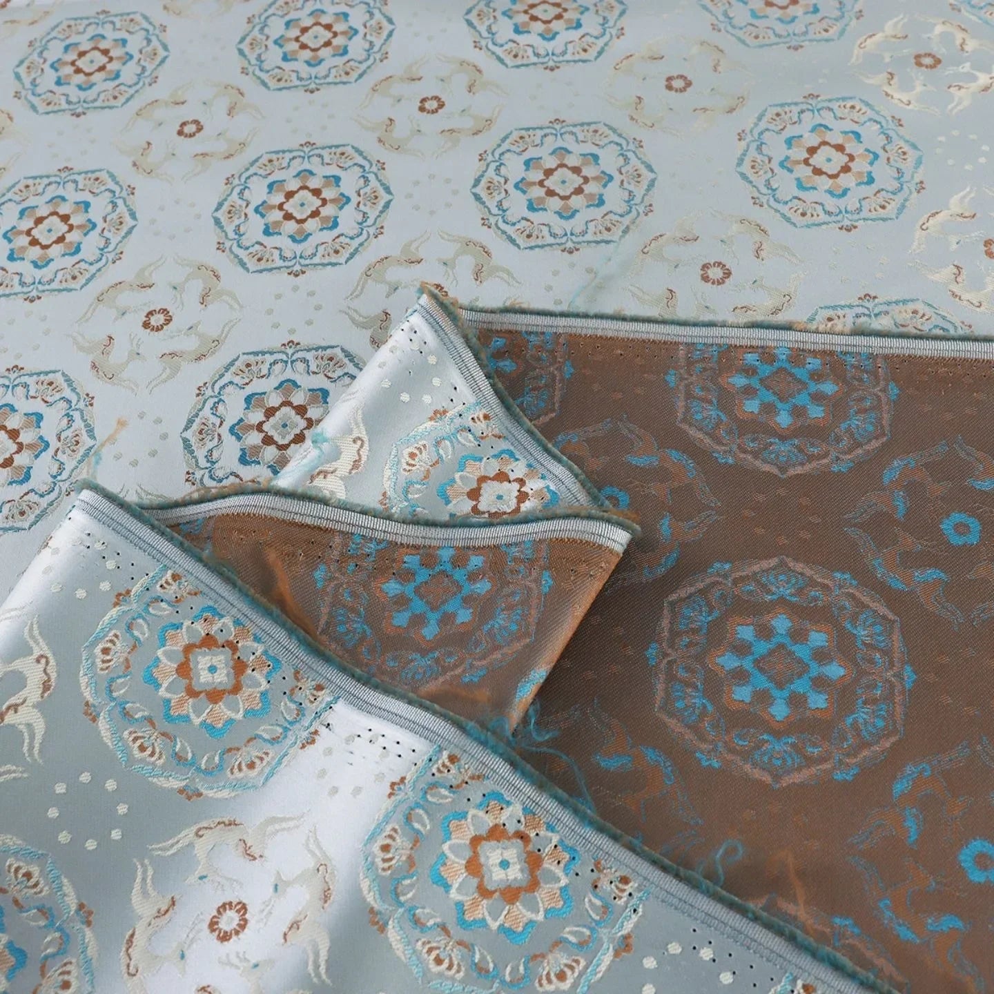 قماش جاكار فاخر بخيوط معدنية ونمط أنيق ومواد فاخرة وفساتين وتنورة وسترة وخياطة مصممة وخياطة راقية