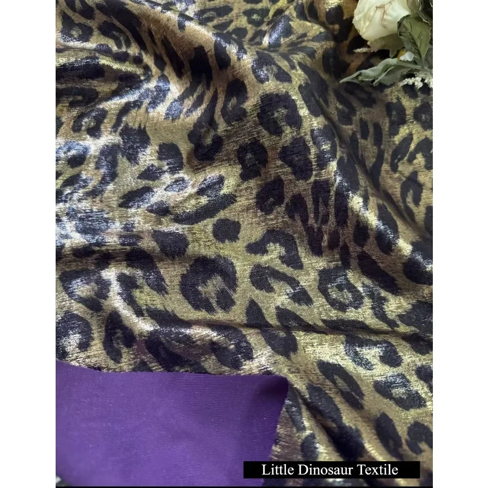 فستان لامع من جلد الفهد باللونين الذهبي والفضي، ملابس أداء أنيقة، أقمشة مصممة، أقمشة لمشهد الزفاف