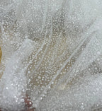 فستان زفاف من قماش حرير شبكي من قماش مصمم من الذهب والفضة والترتر باللون الأبيض