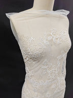 Tela de encaje con bordado de flores blancas crudas, hojas y malla floral bordada, hecha a mano, para decoración de bolsos de boda.