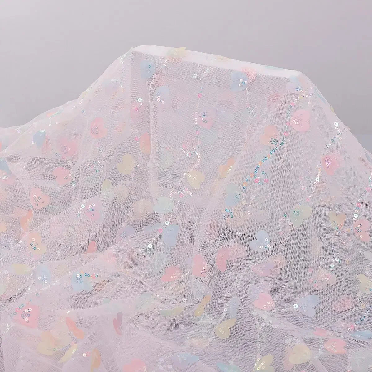Tela de malla bordada colorida en forma de corazón 3D con lentejuelas a rayas para confección de vestidos y vestuario de espectáculos.