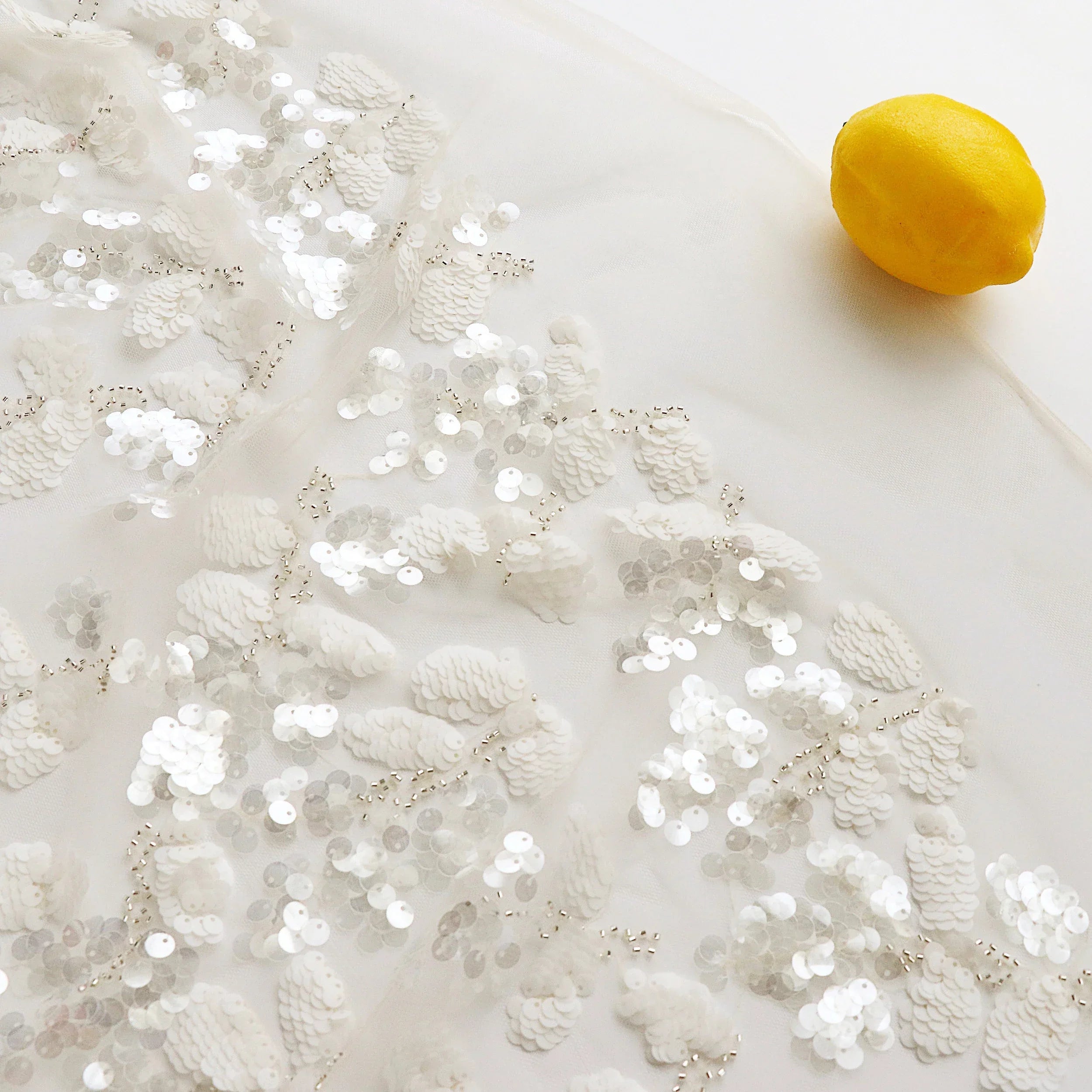 Tela de malla blanca con bordado de cuentas, tela de encaje con bordado de lentejuelas, tela de costura para decoración de cheongsam, tela personalizada