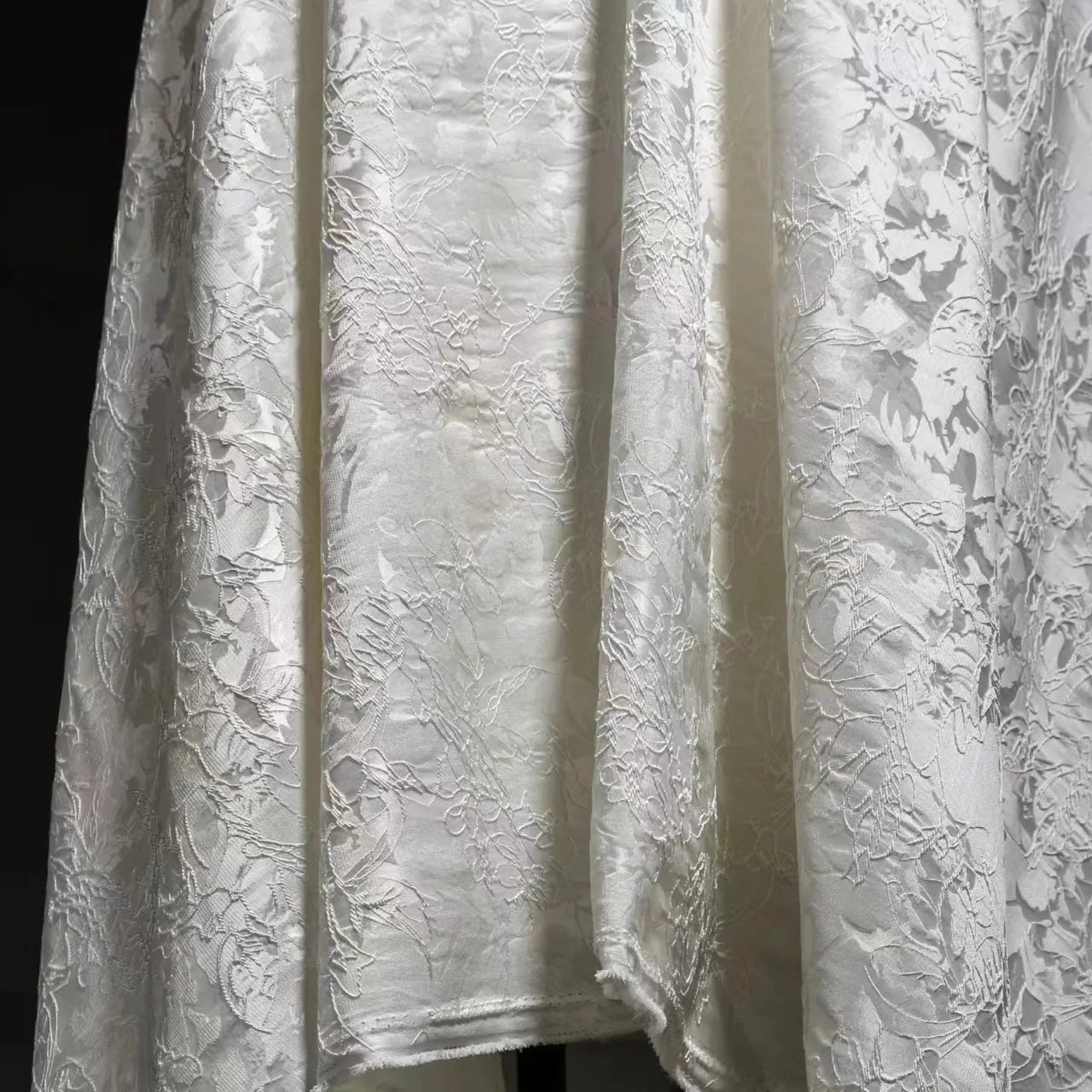 قماش جاكار نباتي خطي أبيض، سترة مطرزة بملمس إبداعي، تنورة بدلة، قماش مصمم للملابس