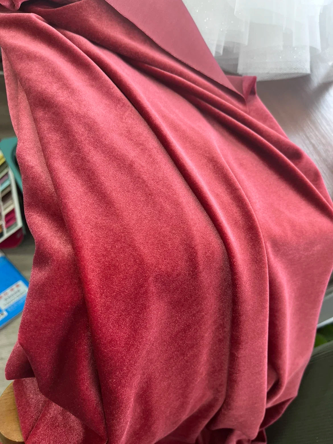 قماش مخملي وردي فاتح داكن بلمسة نهائية ناعمة لامعة، فستان زفاف أنيق، تنجيد فاخر، مادة خياطة حرفية، ملابس