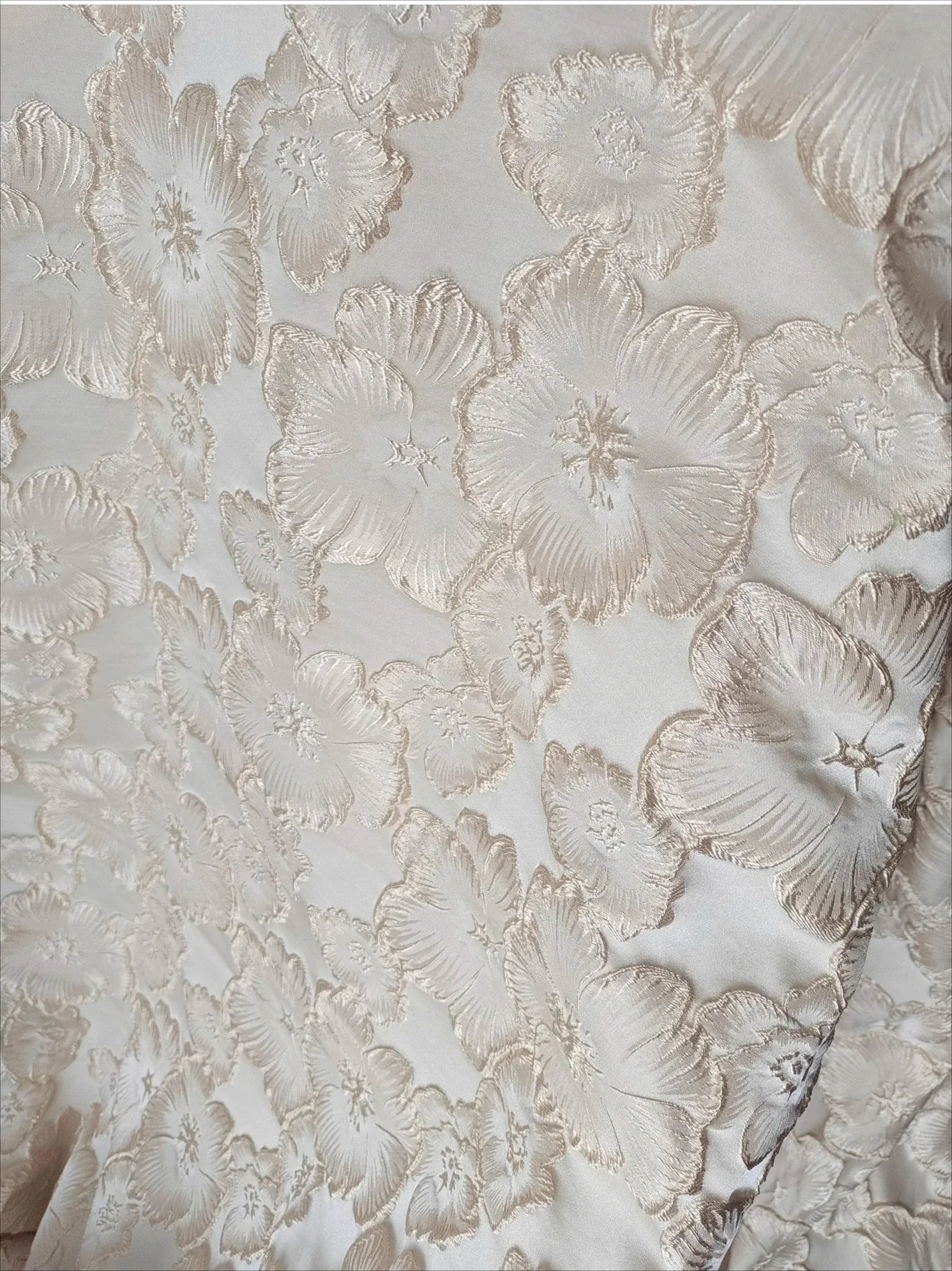 قماش جاكار زهري منقوش، مادة فاخرة وثقيلة الوزن، مناسب لفساتين الموضة الراقية، ملابس مصممة، استخدام قماش كوتور