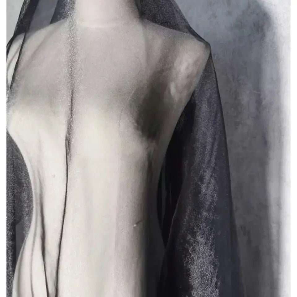 Tejido brillante con efecto nube y niebla, adecuado para vestidos de novia y vestidos formales que muestran la creatividad del diseñador.