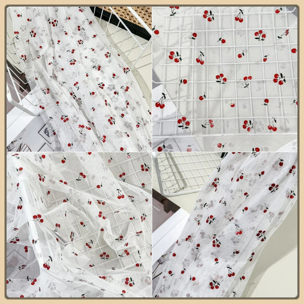 Tejido de malla elástica suave con hilo dorado y estampado de cerezas - Material transparente