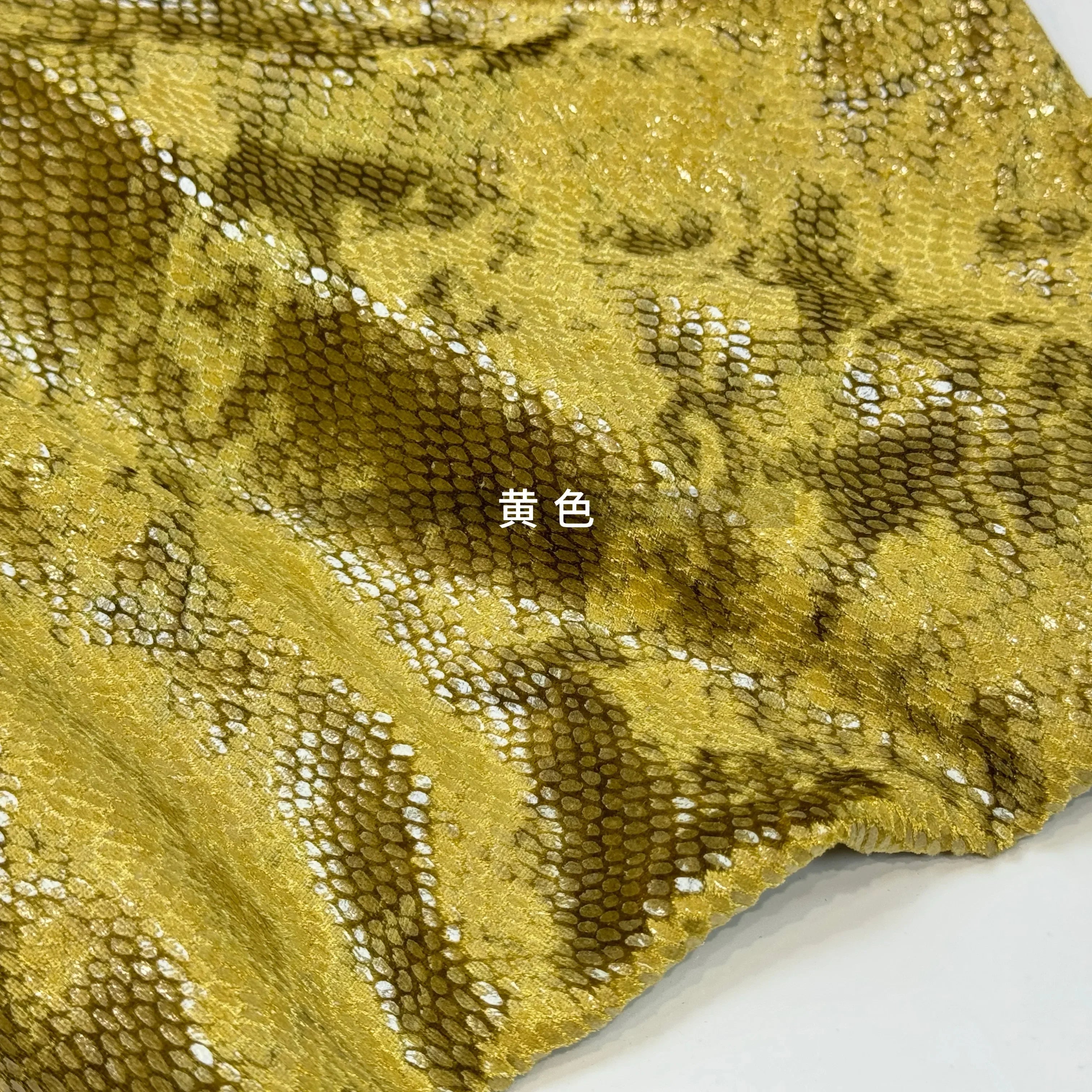 قماش مخملي لامع بنقشة جلد الثعبان - مادة مطاطية للفساتين بطول 140 سم