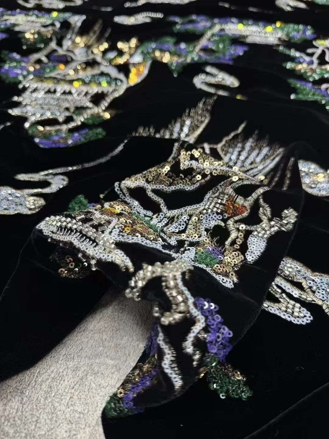 Exquisita tela de terciopelo de seda con bordado de lentejuelas y tubo de cuentas para chaqueta qipao Hanfu, tela de diseño para el Palacio de Jiuzhong.