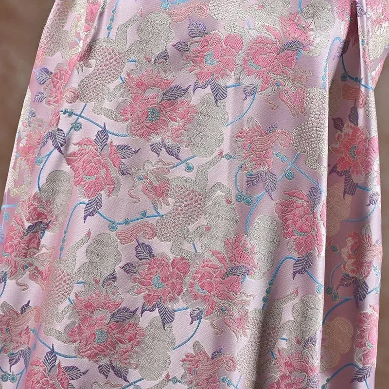 Tejido jacquard de satén ligero con flores de doble cara para prendas creativas de estilo retro y prendas de lujo.