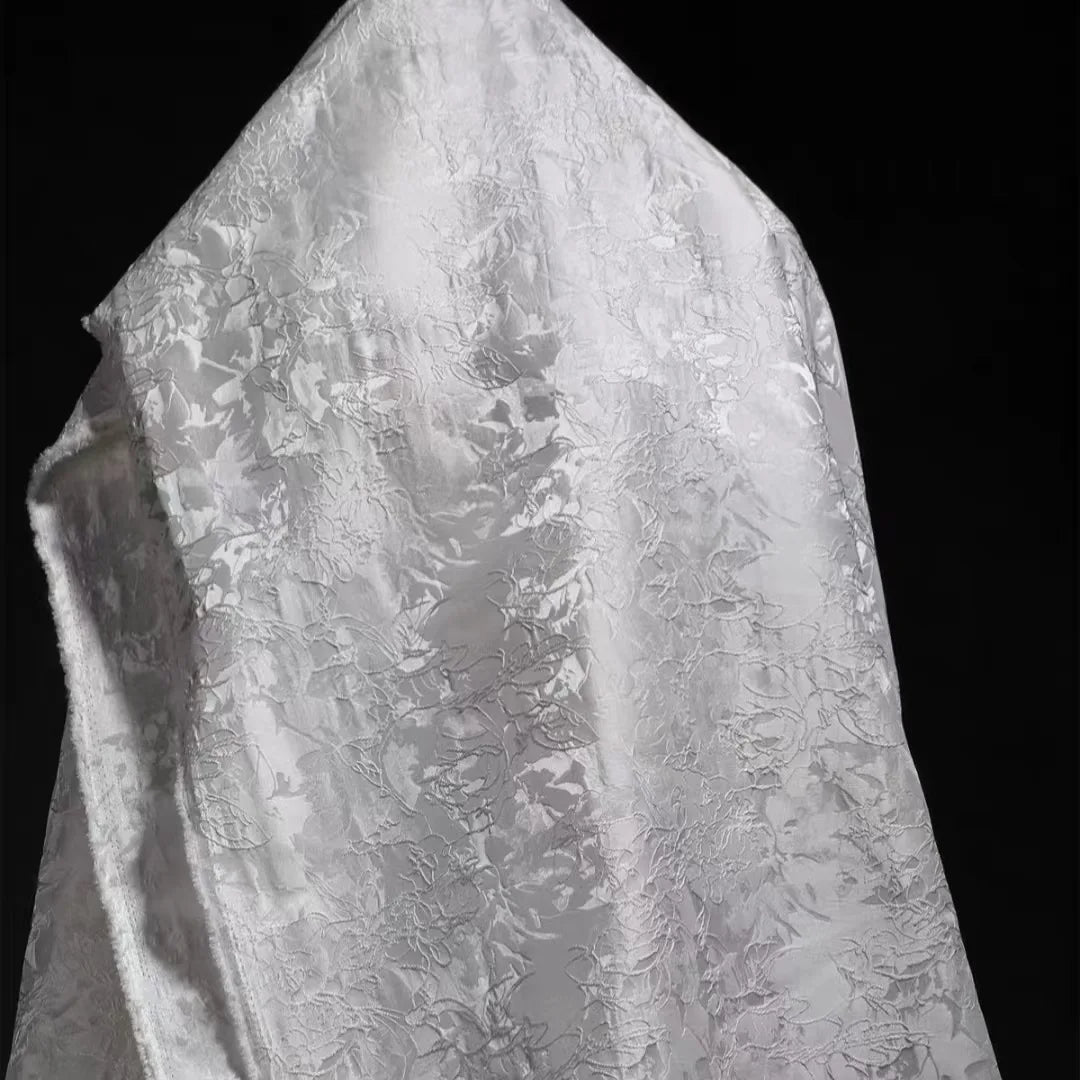 قماش جاكار نباتي خطي أبيض، سترة مطرزة بملمس إبداعي، تنورة بدلة، قماش مصمم للملابس