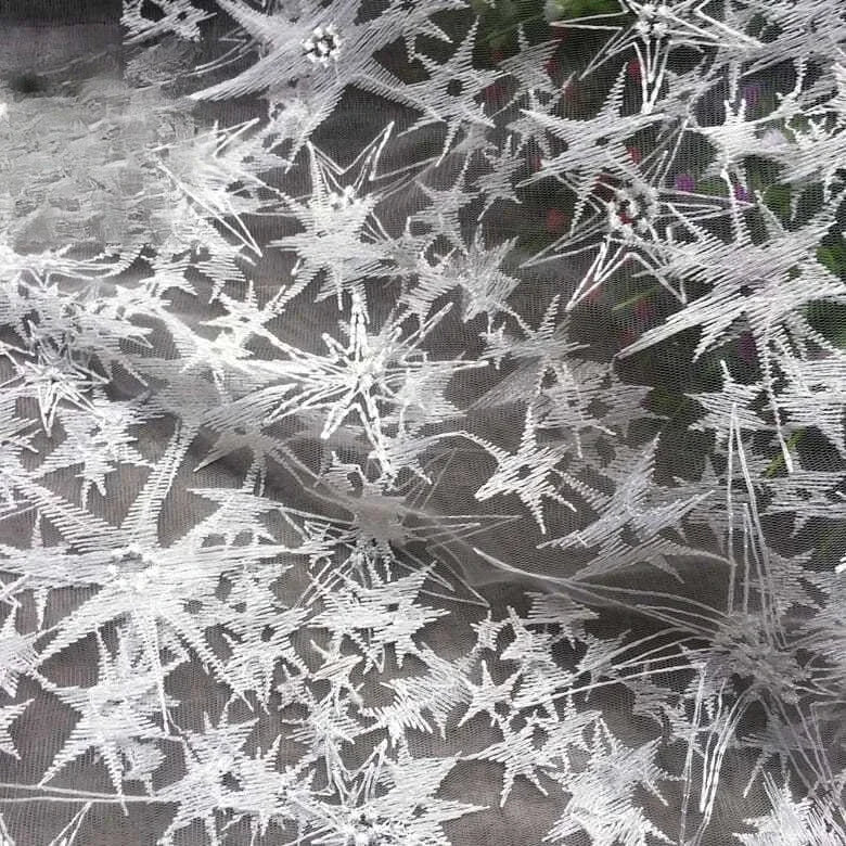 قماش شبكي من الدانتيل المطرز بنجوم خماسية بيضاء متينة لفساتين الزفاف والأزياء ومواد الخياطة اليدوية