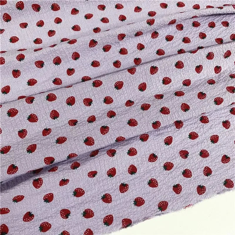 قماش فقاعات بطبعة الفراولة - مادة غير شفافة تشبه القطن