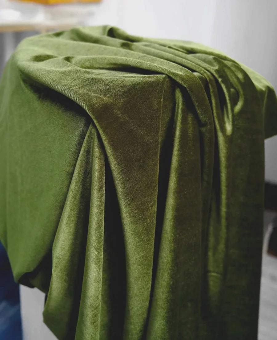 قماش مخملي وردي فاتح داكن بلمسة نهائية ناعمة لامعة، فستان زفاف أنيق، تنجيد فاخر، مادة خياطة حرفية، ملابس