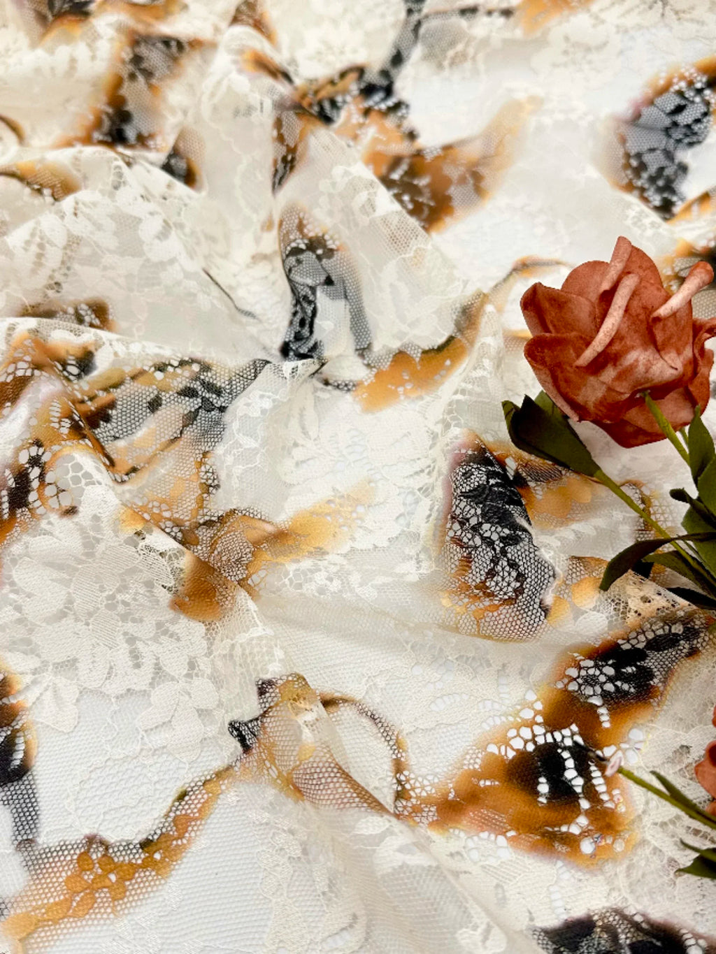 Tela suave y ligeramente elástica con encaje teñido a la llama blanca, ideal para vestidos camisola de moda, diseño de cheongsam, tela de diseñador DIY.