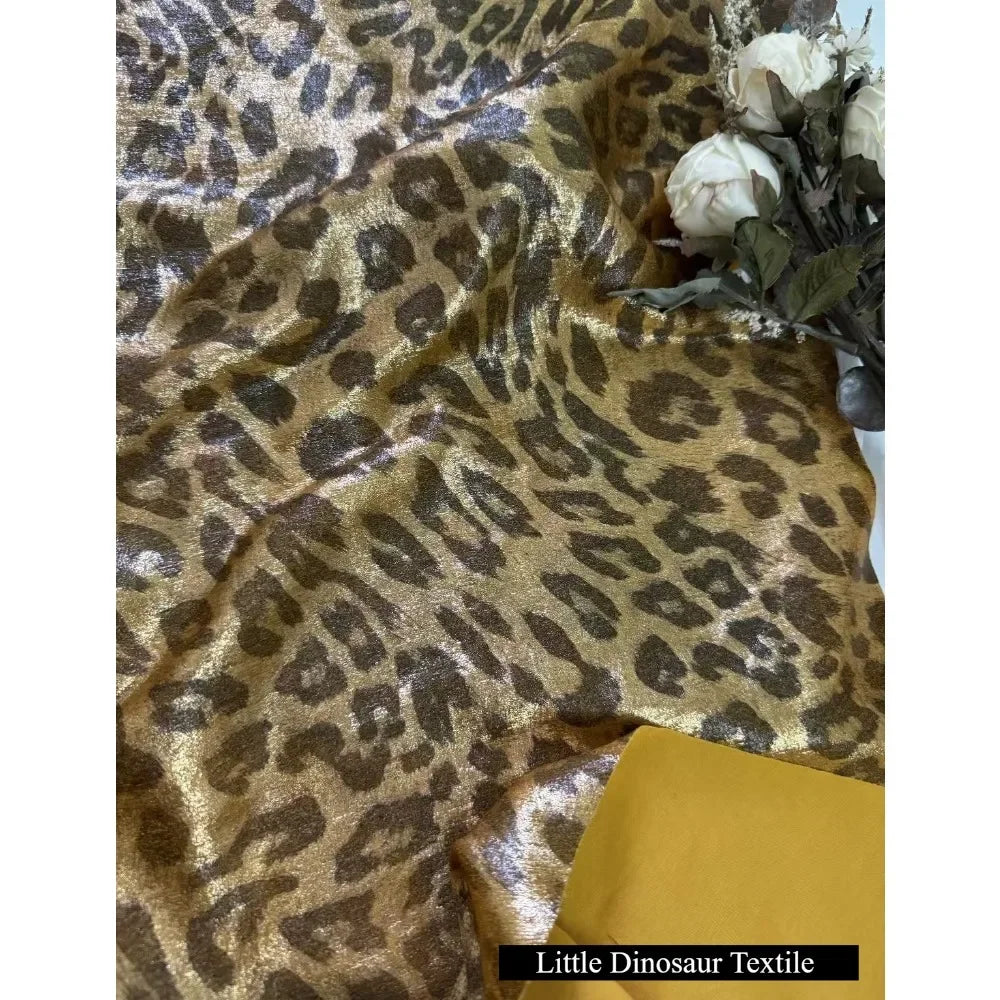 فستان لامع من جلد الفهد باللونين الذهبي والفضي، ملابس أداء أنيقة، أقمشة مصممة، أقمشة لمشهد الزفاف