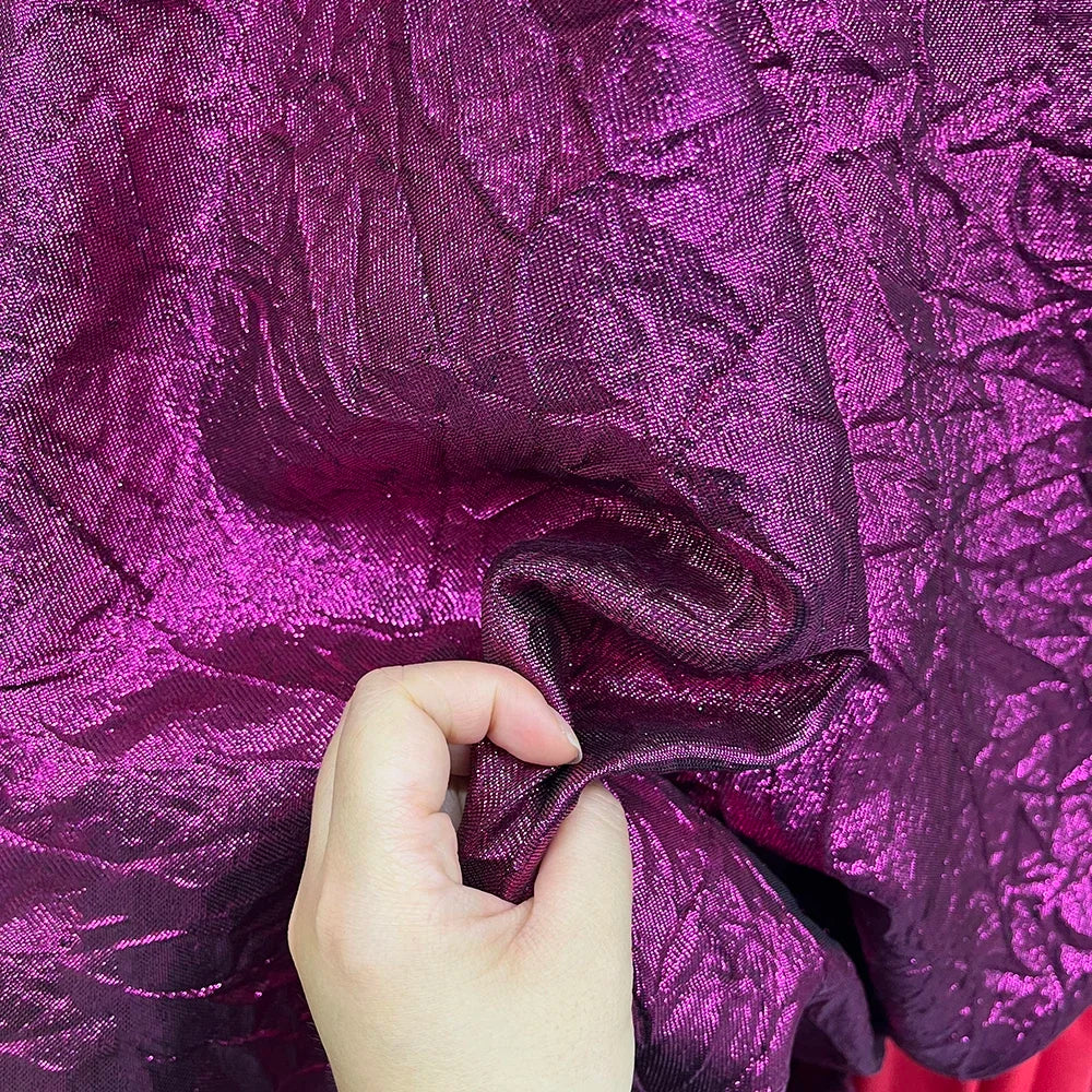 Magnífico vestido de tela plisada con relieve y purpurina dorada, tela de fondo decorativa, materiales de bricolaje hechos a mano, tela de diseñador