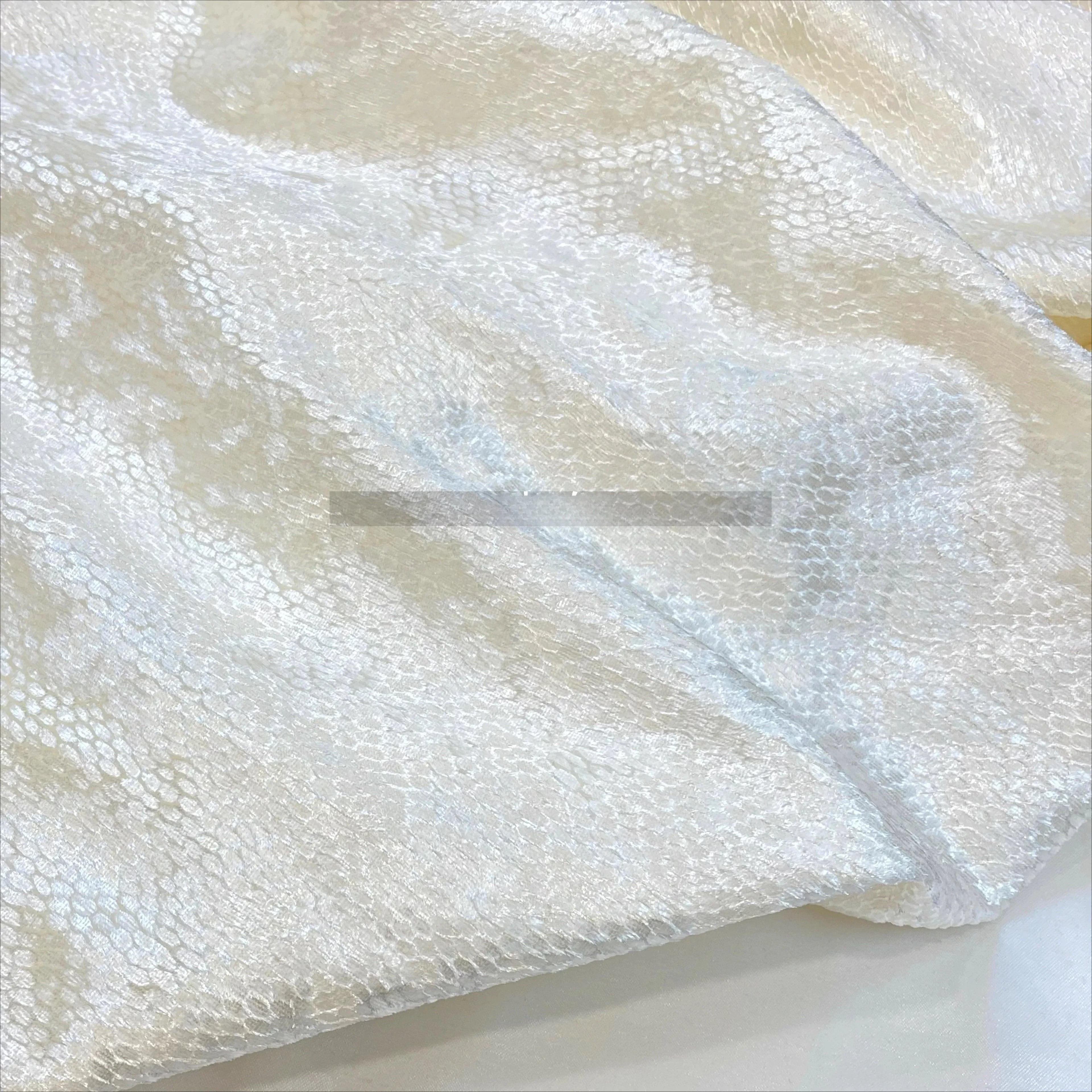 قماش مخملي لامع بنقشة جلد الثعبان - مادة مطاطية للفساتين بطول 140 سم