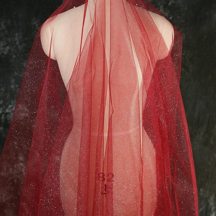 شمبانيا مرشوشة بمسحوق فضي ناعم لامع، خلفية تصوير فوتوغرافي يدوية الصنع، خيوط خياطة، غطاء رأس فستان سهرة، خيوط شبكية ناعمة