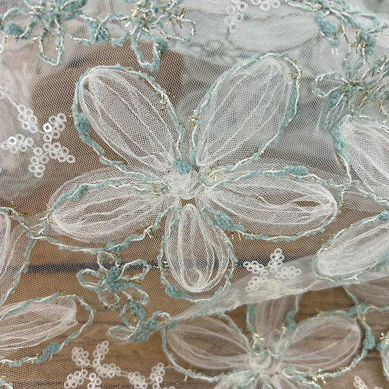 Tela de encaje de gasa de red con lentejuelas bordadas tridimensionales adecuada para vestidos de novia, vestidos formales y diseños de moda.