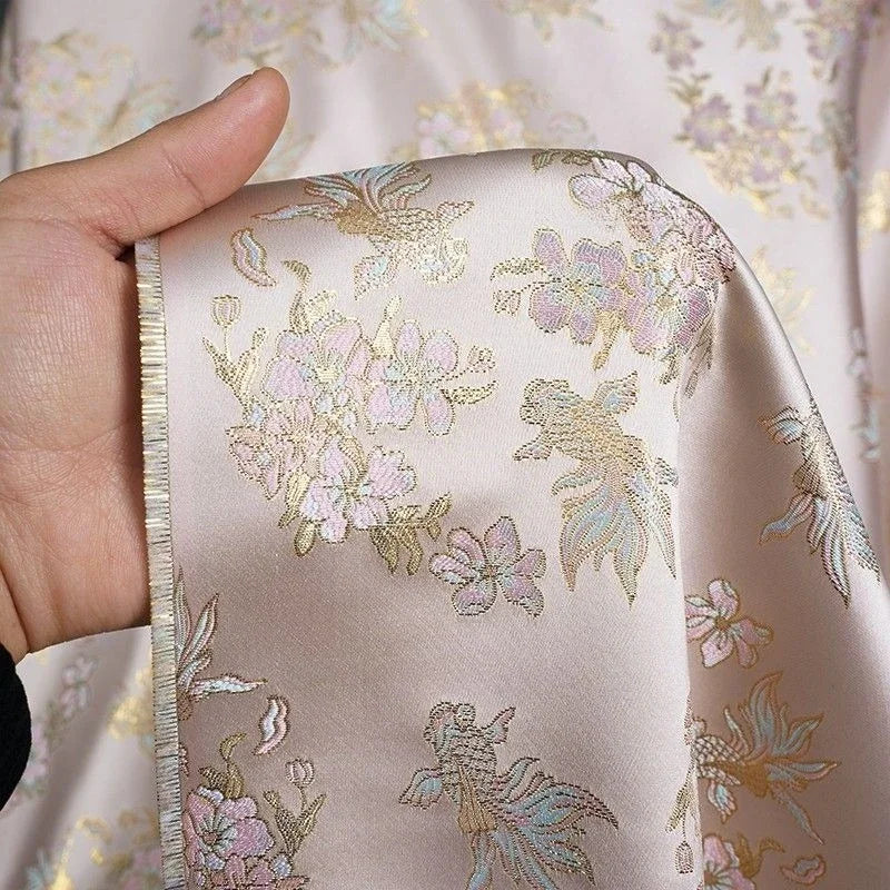قماش جاكار حريري مطلي بالذهب الوردي الفاتح - نقشة زهرة سمكة ذهبية
