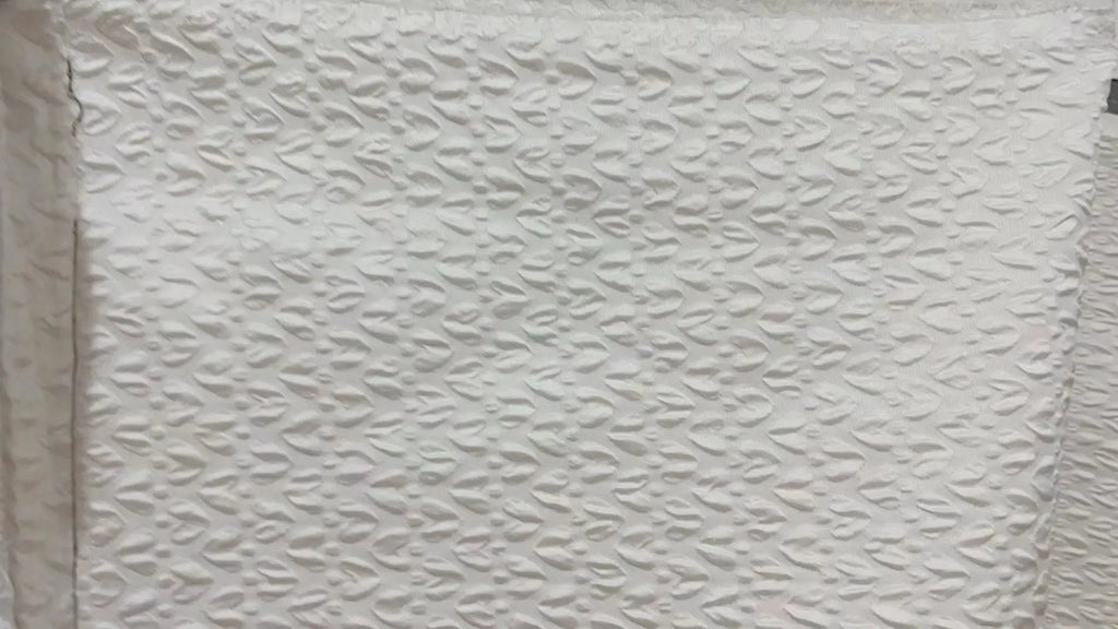 Esta tela satinada con relieve jacquard blanco es una tela tridimensional creativa de cuadros retro para chaquetas, faldas, bolsos y diseños.