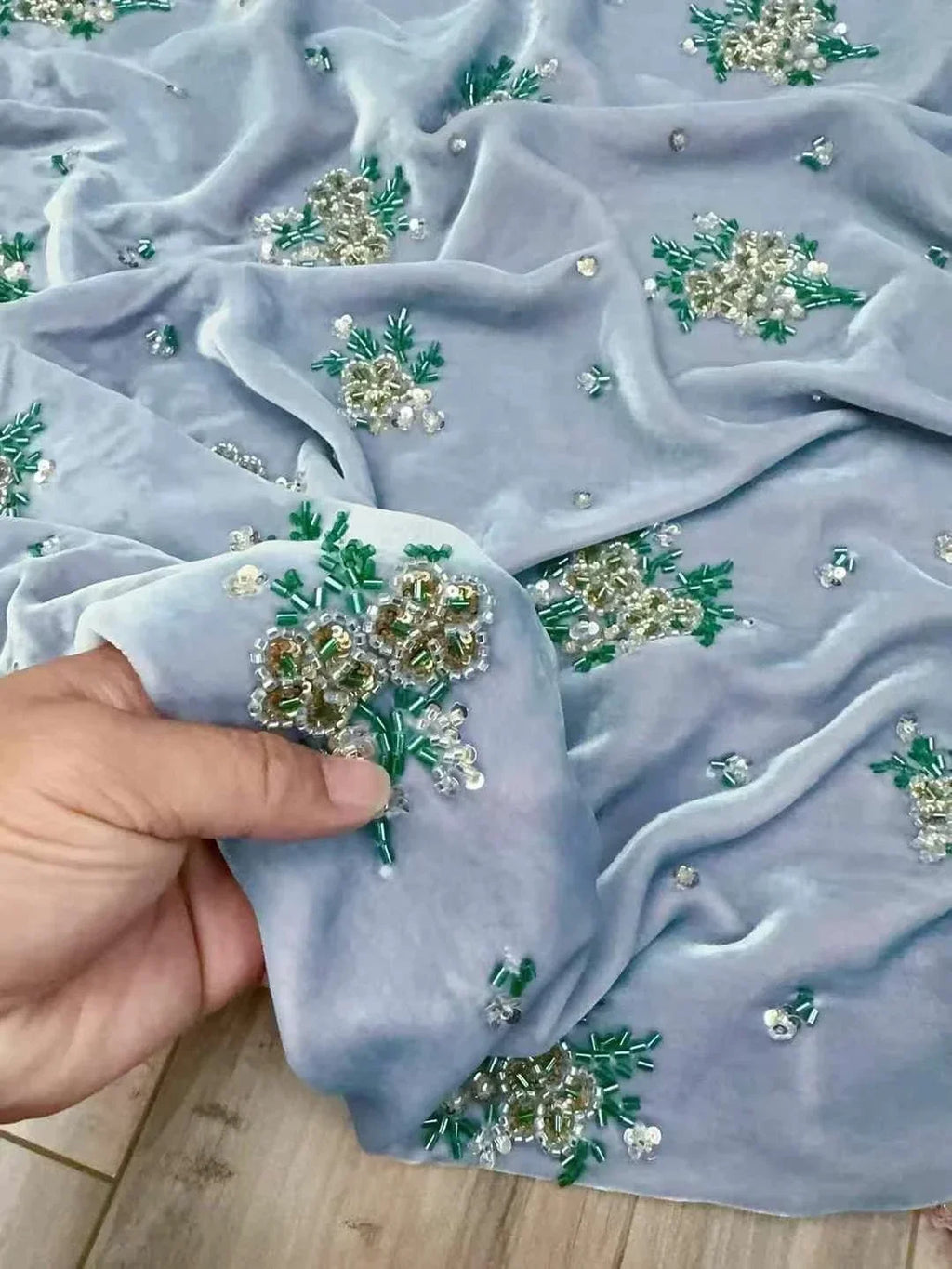Tela de terciopelo de seda azul y roja exquisita con bordado de cuentas de uñas para coser cheongsam, chaleco, chaqueta, tela para ropa
