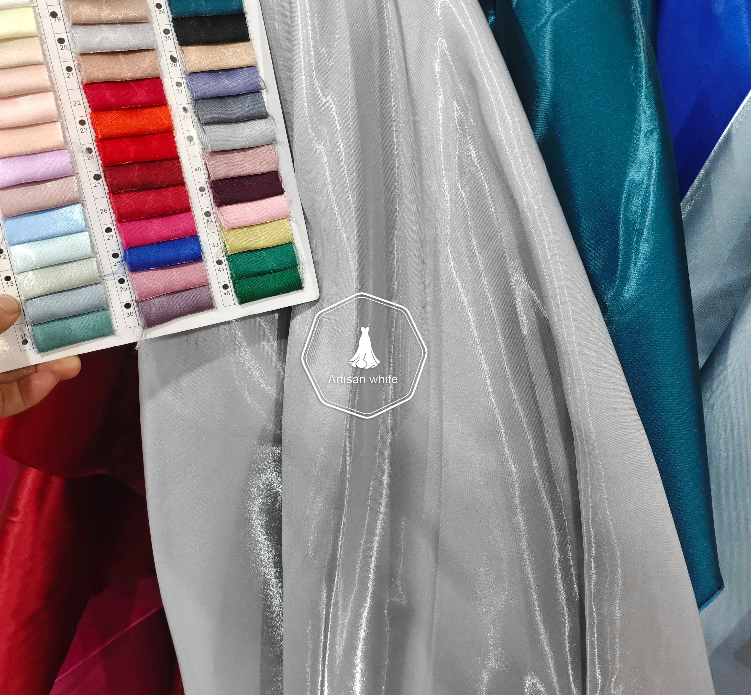 قماش ساتان مائي سائل، حرير كريستالي سميك، ساتان طبيعي عاكس، فستان زفاف، خلفية زخرفية، ملابس مصممة 