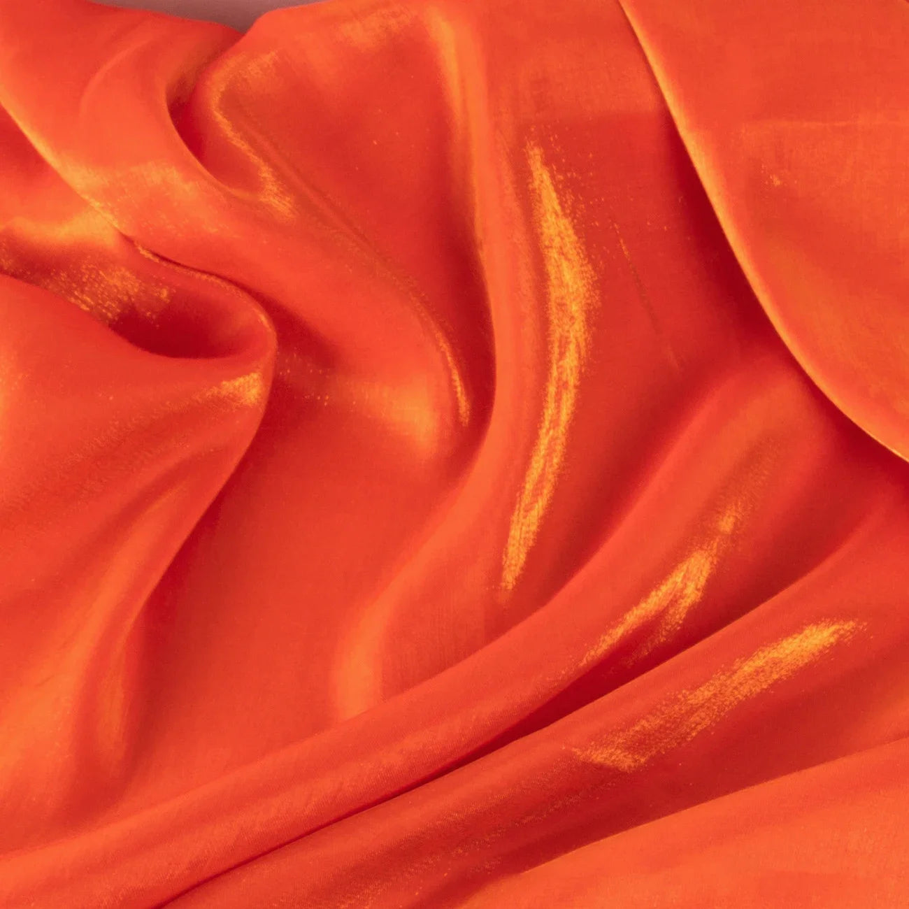 قماش حرير ساتان سائل نابض بالحياة - خامة لامعة لفساتين السهرة