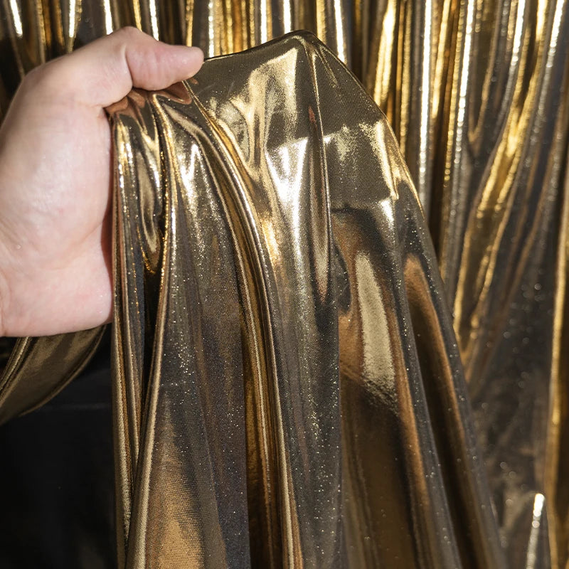 قماش معدني سائل مع نسيج لامع لامع مرن محبوك فضي عاكس تنورة حمالة فستان مصمم من القماش