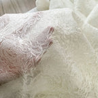 Tela de malla de encaje de gasa crepé con relieve de rosas blancas en 3D para vestido de novia, vestido formal, material de tul de red texturizado transparente.